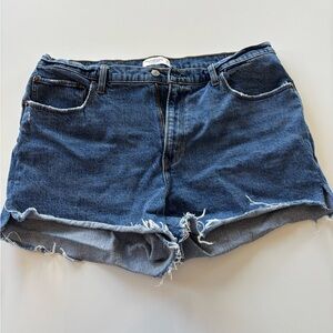 Abercrombie 4” Hight Rise Curve Love Mom Short